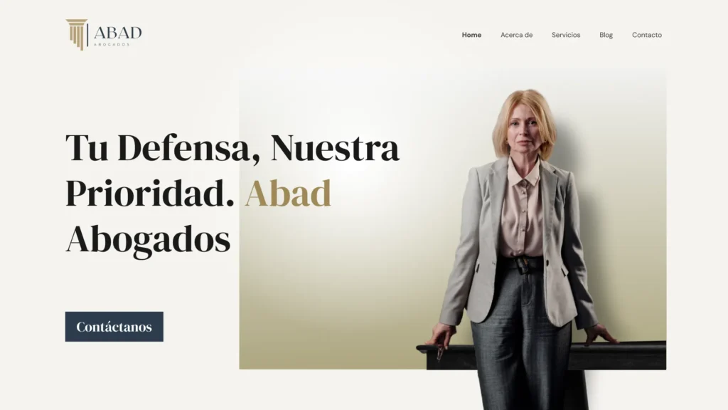 Abogada de pie junto a un escritorio, portada de diseño web para despacho de abogados.