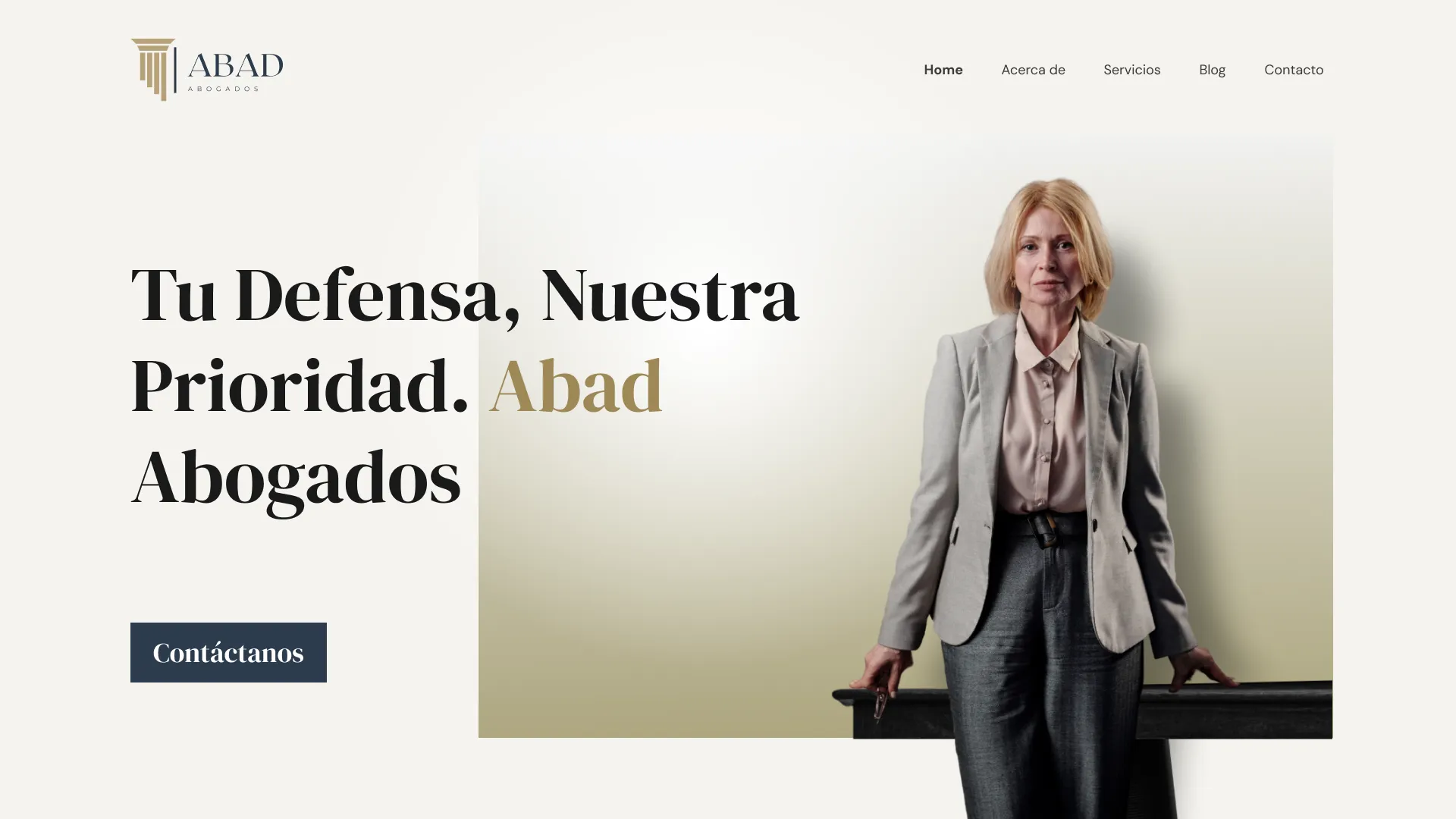 Abogada de pie junto a un escritorio, portada de diseño web para despacho de abogados.