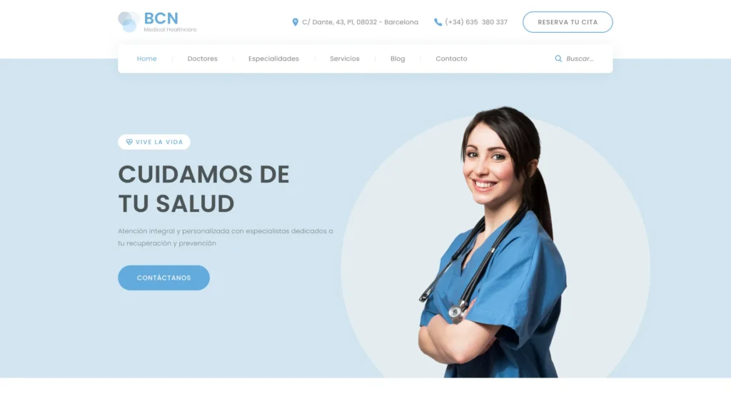 "Sección hero de un sitio de salud con fondo azul claro: barra de navegación con enlaces Home, Doctores, Especialidades, Servicios, Blog y Contacto; etiqueta “Vive la vida”; título “CUIDAMOS DE TU SALUD”; texto descriptivo y botón “CONTÁCTANOS”; a la derecha, doctora sonriente con estetoscopio sobre un círculo blanco.